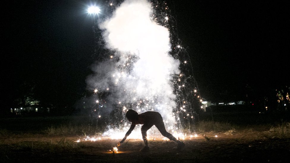 Фейерверк взрывается, когда индийцы празднуют ежегодный фестиваль Дивали в Мумбаи