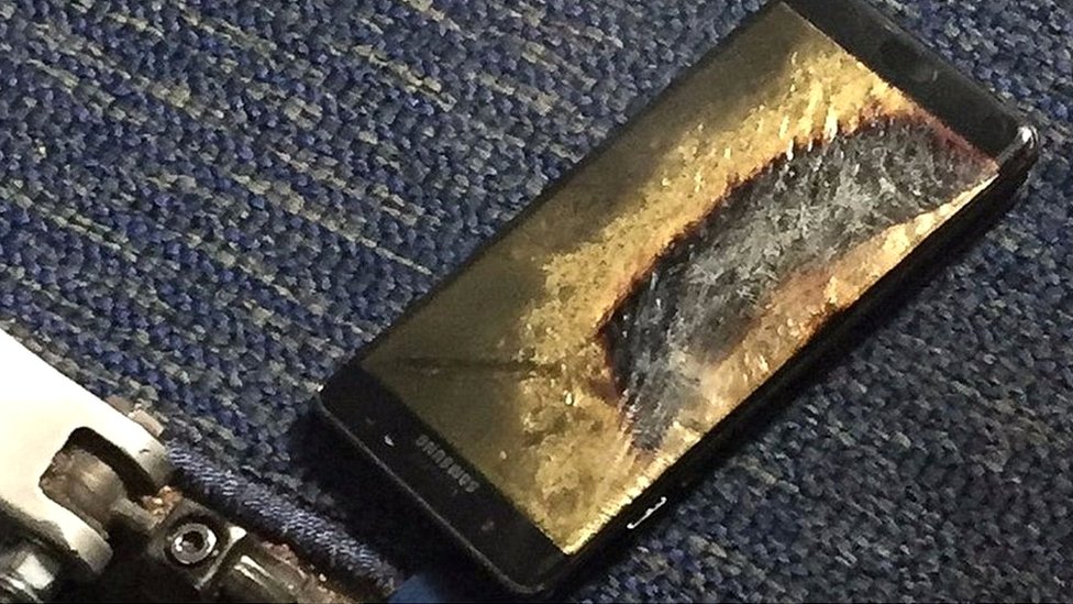 La explosión del teléfono de Samsung que obligó a desalojar un avión en  Estados Unidos - BBC News Mundo