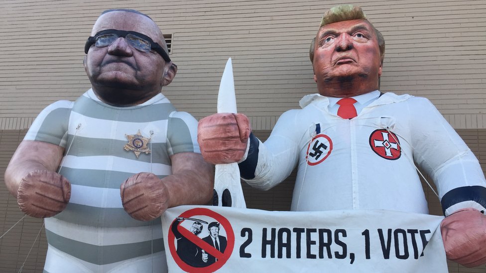 Надувные лодки протестуют против Джо Арпайо и Дональда Трампа, Аризона, 22 октября 2016 г.