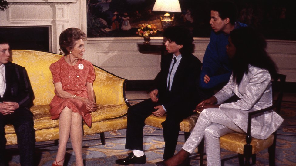 Макдональд (слева) и актеры Грейндж Хилл встречают Нэнси Рейган в Белом доме в 1986 году