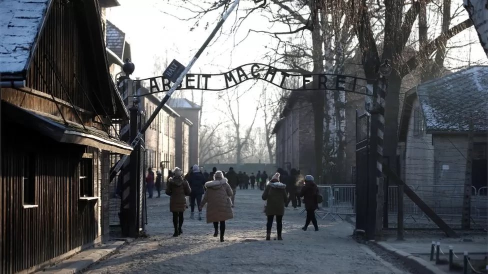 La verja con el cartel de "Arbeit Macht Frei" (El trabajo te hace libre) en Auschwitz, el antiguo campo de exterminio nazi en Polonia.
