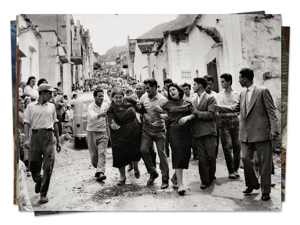 Hombres sosteniendo a dos viudas cuyos maridos fueron asesinados por la mafia. Sicilia, años 50.