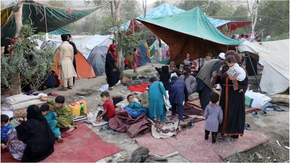 許多逃至喀布爾的家庭在臨時營地生活。