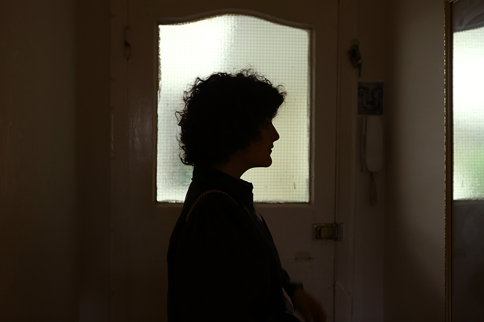 Джильда Бруно смотрится в зеркало, покидая свой дом на вечерний выход