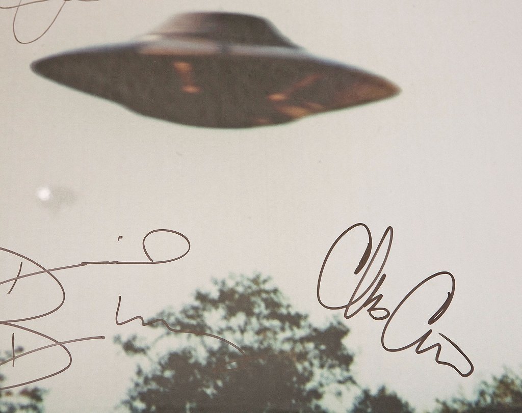 El póster de X-Files firmado que fue donado por Twentieth Century Fox al Museo Nacional de Historia de EE.UU.