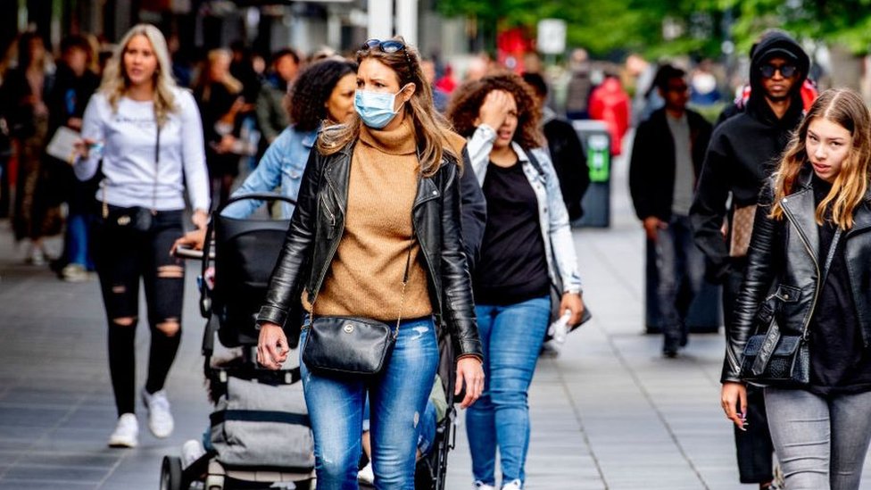 Hollanda'da maske takan bir kadın.