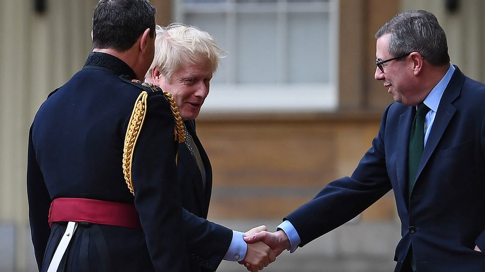Сэр Эдвард Янг (справа) приветствует Бориса Джонсона в Букингемском дворце после его победы на выборах в декабре 2019 года