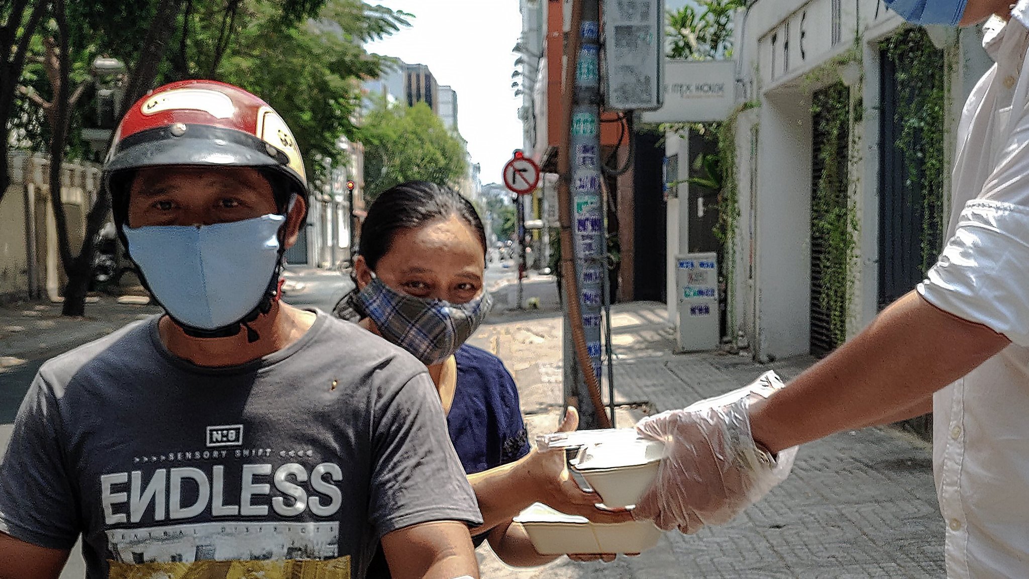 Cứu đói giữa đại dịch, khi xã hội dân sự bổ khuyết cho chính quyền - BBC News Tiếng Việt