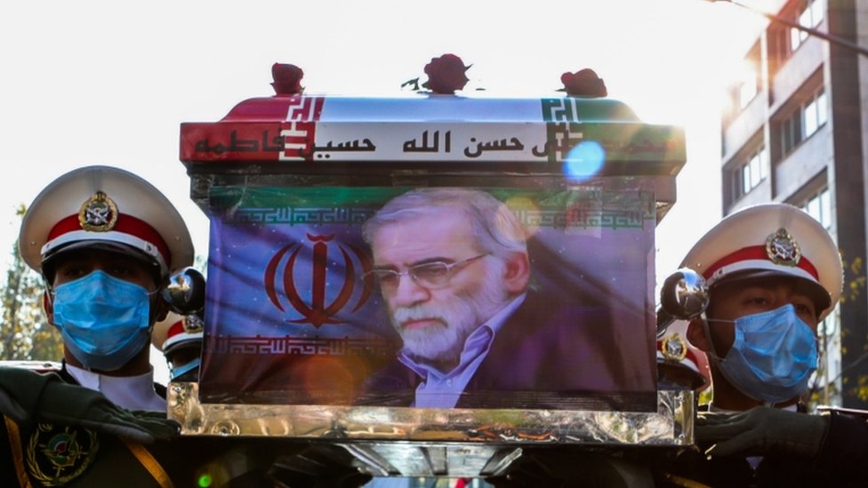 اغتيال محسن فخري زادة: ما هي خيارات طهران في الرد على اغتيال كبير علماء الذرة الإيرانيين؟ 1 مراسم تشييع فخري زادة