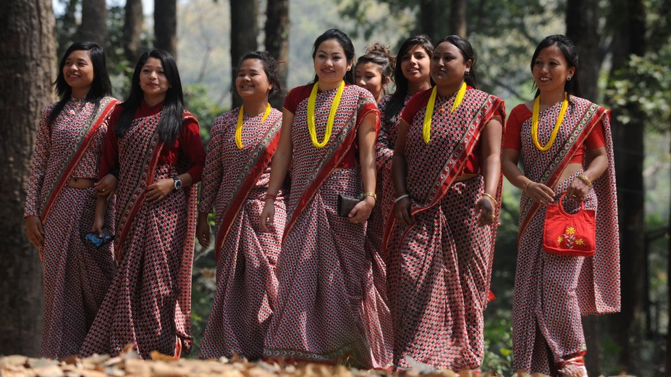Группа индийских женщин на пути в Западную Бенгалию