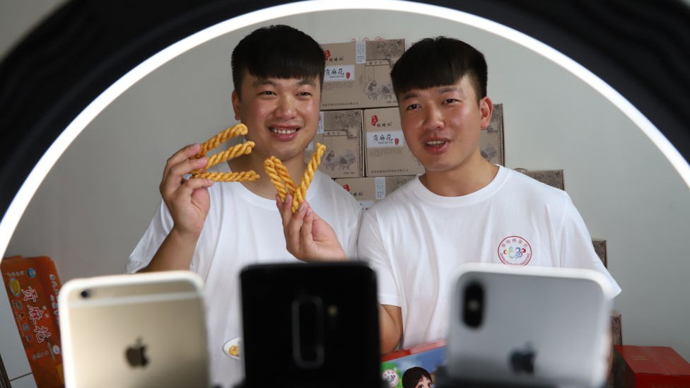 Чжан Ябо и Чжан Я-чжао представляют веб-трансляцию тикток в провинции Хэнань, Китай