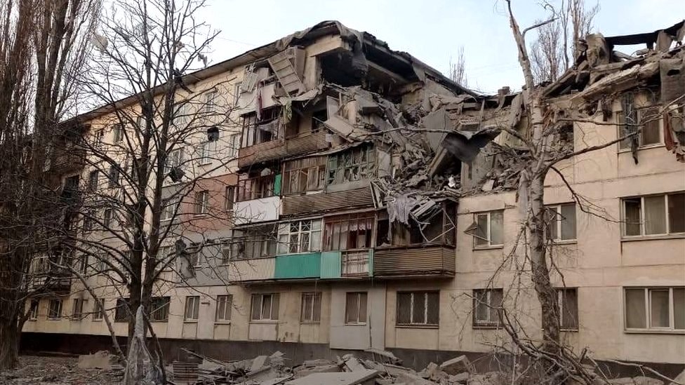 المباني السكنية في ليسيتشانسك تعرضت للضرر أو الدمار بسبب القصف الروسي.