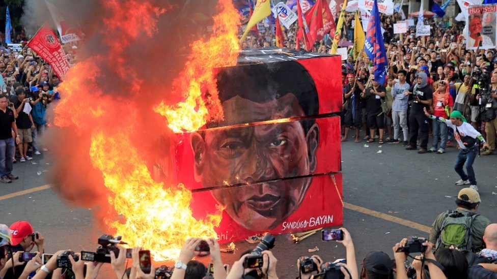 Чучело Дутерте сожжено возле президентского дворца в Маниле