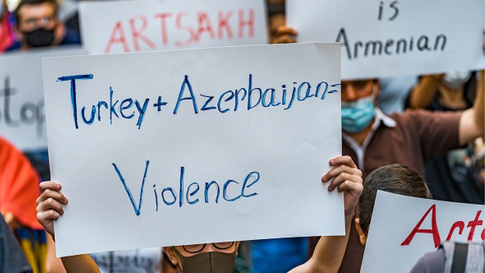 Hem Ermenistan'daki hem Dağlık Karabağ'dan kaçan Ermeniler, Türkiye ve Azerbaycan karşıtı protestolar düzenledi
