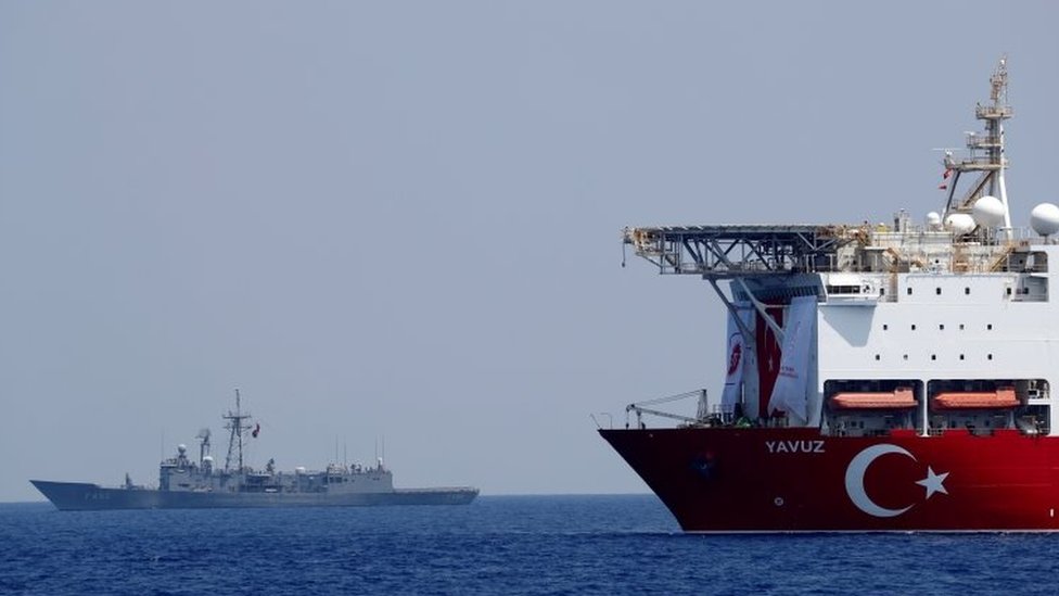 Турецкое буровое судно Yavuz сопровождает фрегат ВМС Турции в Восточном Средиземноморье