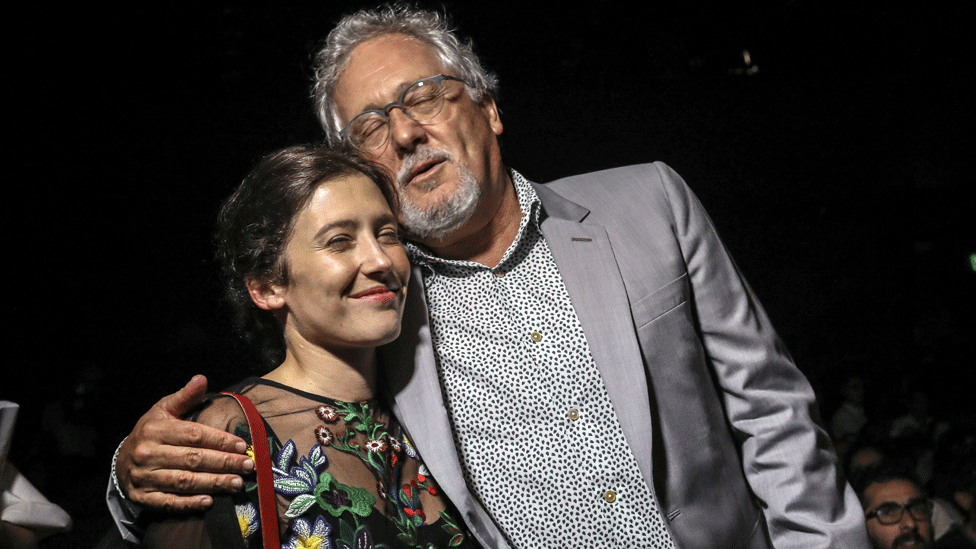 Héctor Abad con su hija