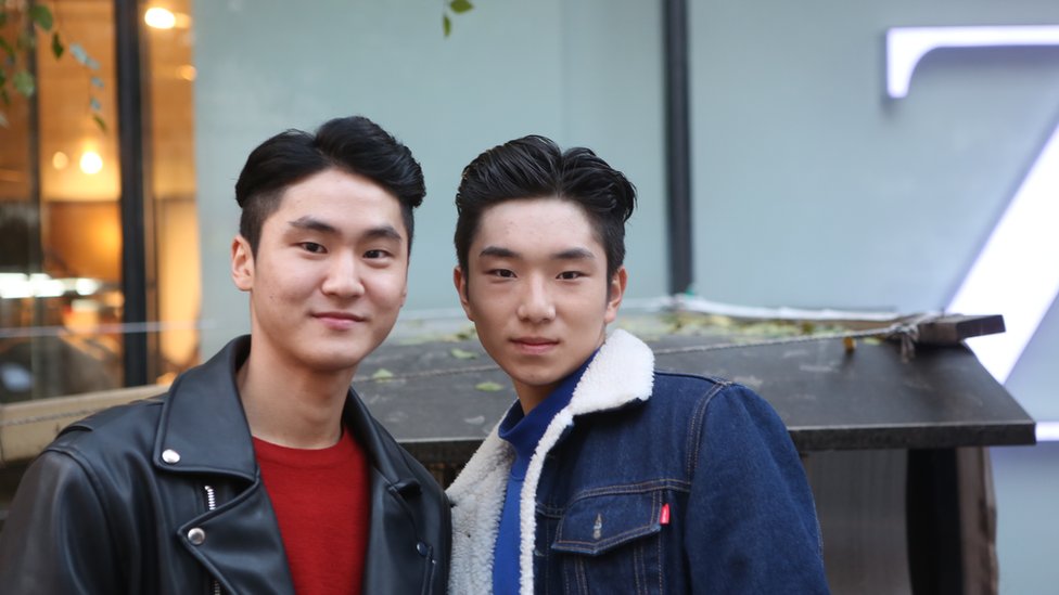 Dos jóvenes coreanos maquillados.