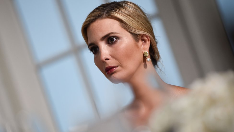 Ivanka Trump'ın da Beyaz Saray'da 'danışman' kimliğinden önce çalışanlara Trump'ın kızı olduğunu hatırlattığı iddia ediliyor.