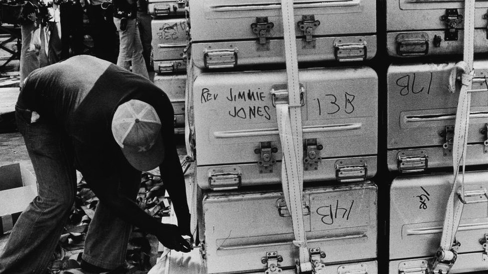 Los féretros de las víctimas de Jonestown, incluido el de Jim Jones.