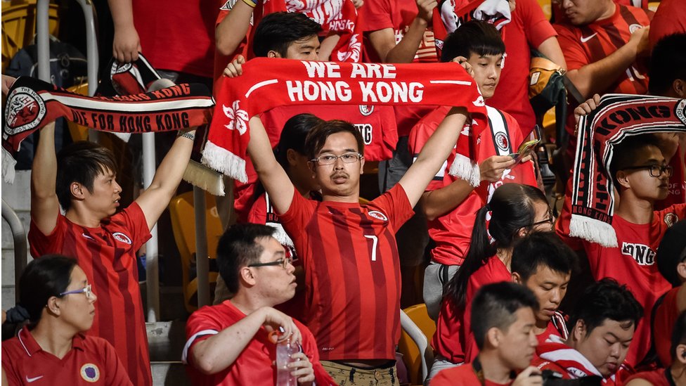Гонконгские футбольные фанаты во время отборочного матча чемпионата мира между Гонконгом и Катаром в Гонконге в сентябре 2015 года