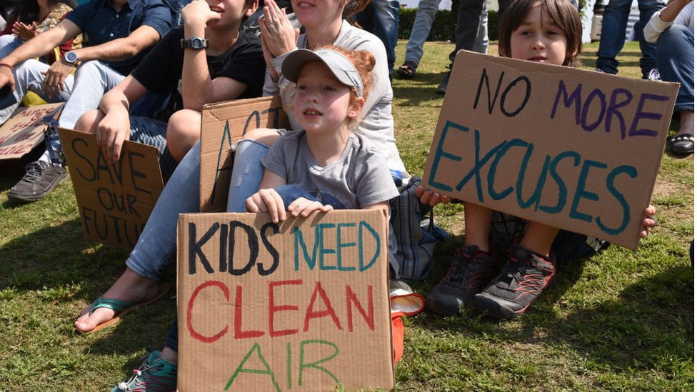 Niños protestando contra la contaminación