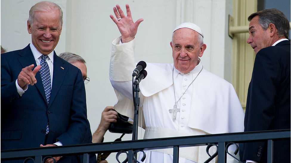 2015年，教宗方濟各訪問美國時，拜登是接待的美國領導人之一。