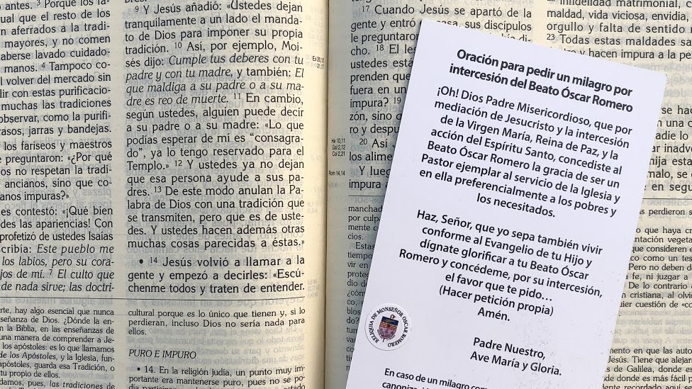 Biblia abierta con la oración a monseñor Romero