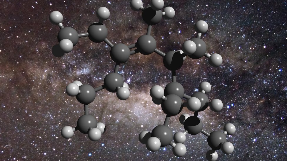 Ilustración de una molécula de carbono con un fondo que muestra el centro de una galaxia
