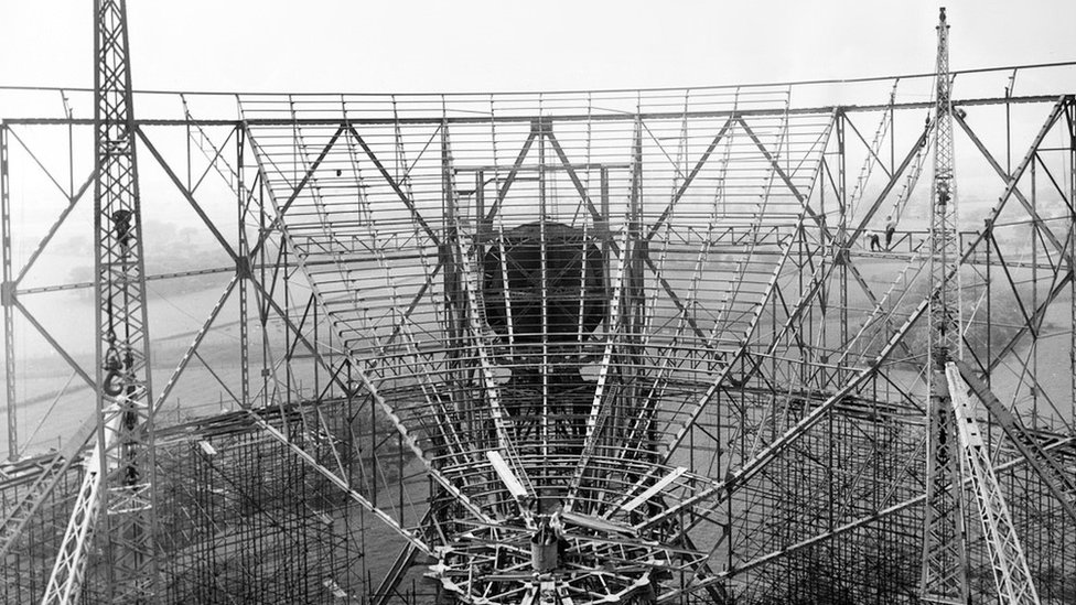 Конструкция стальных конструкций, лежащих в основе отражающей поверхности гигантского телескопа Mark I (как он тогда назывался, переименованный в телескоп Ловелла в 1987 году, когда ему исполнилось 30 лет). Авторские права: © Кредит: Центр астрофизики Джодрелл Бэнк, Университет Манчестера.