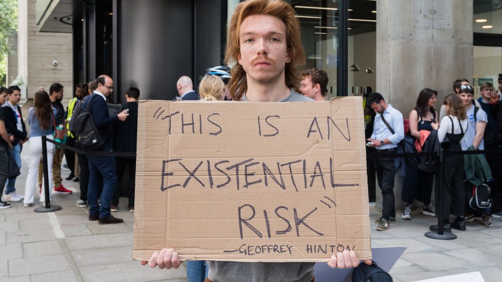 Manifestante en contra de la inteligencia artificial sujeta un cartel en Londres.
