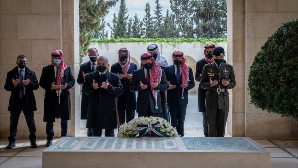 الملك عبدالله الثاني يتوسط ولي عهده الأمير الحسين (يمين) وعمه الأمير الحسن (يسار)، ويقف الأمير حمزة في الصف الخلفي ثانيا من اليسار