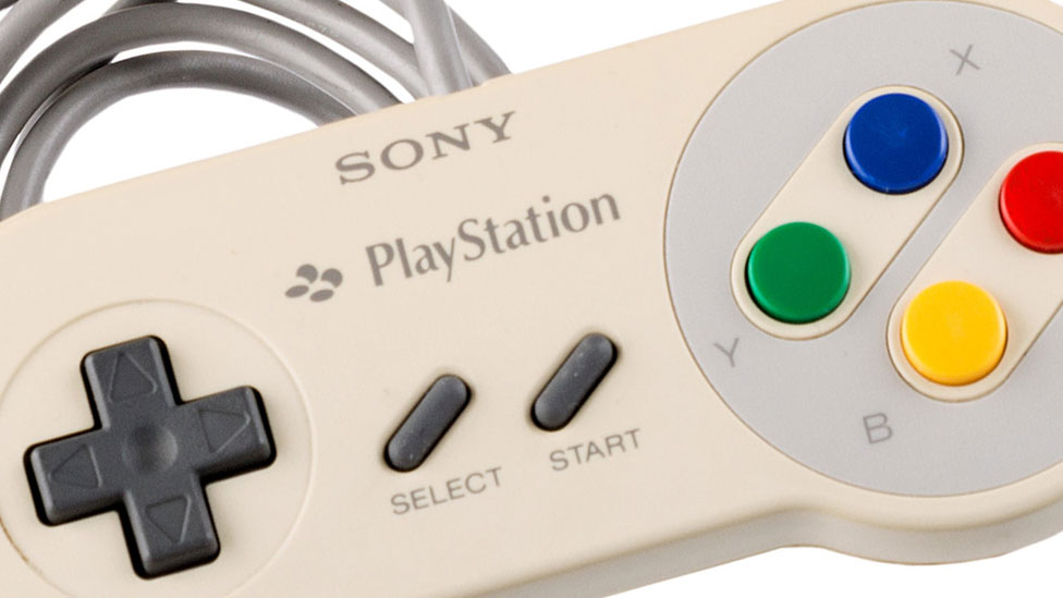 Контроллер для видеоигр, который выглядит почти идентично хорошо известной Super Nintendo 1990-х годов, но на нем написано Sony Playstation
