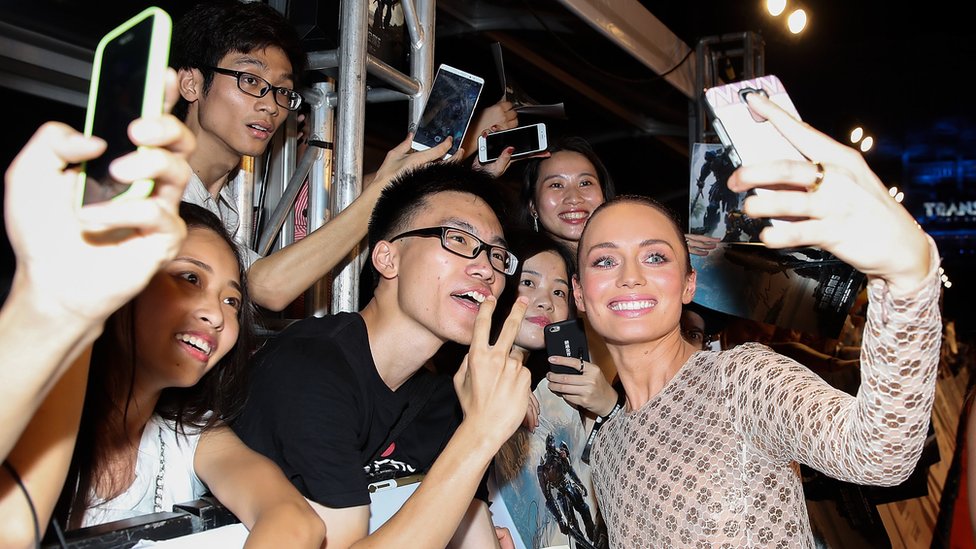 La película Transformers es otra de las que acumuló éxitos en China. La actriz Laura Haddock saluda a los aficionados durante el estreno mundial de Transformers: The Last Knight, en China en junio pasado.