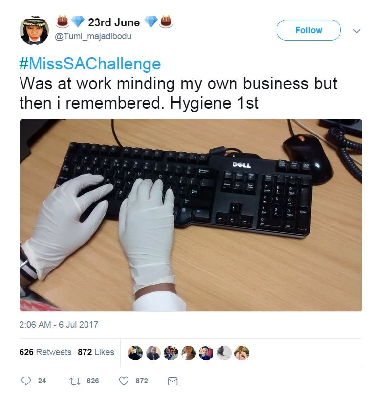 Человек в латексных перчатках печатает на клавиатуре компьютера, говоря, что сначала гигиена