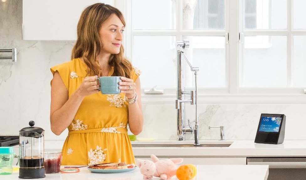 Alexa, el asistente virtual de Amazon, es capaz de controlar las luces de tu casa o leer tu correo electrónico respondiendo a un comando de voz. (Foto: Amazon). Amazon Echo Show (Foto: Amazon)