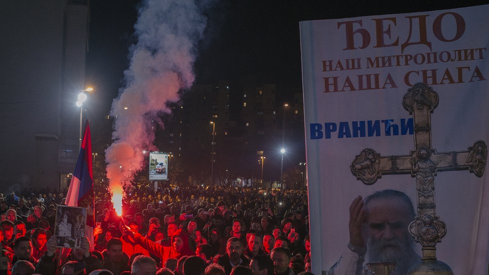 Povremeno na protestima učesnici zapale i baklje