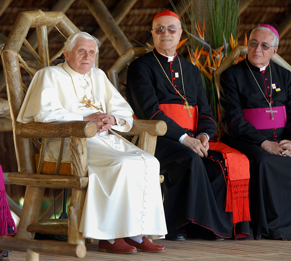 Bento 16 durante sua visita papal a uma fazenda para dependentes químicos, no interior de SP, em 2007