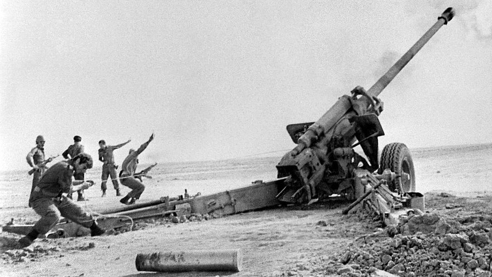 Иракские войска обстреливают иранские позиции в 1980 году