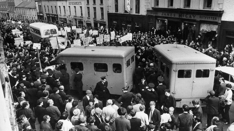 Derry Exhibition Marks Civil Rights 50th Anniversary - Bbc News