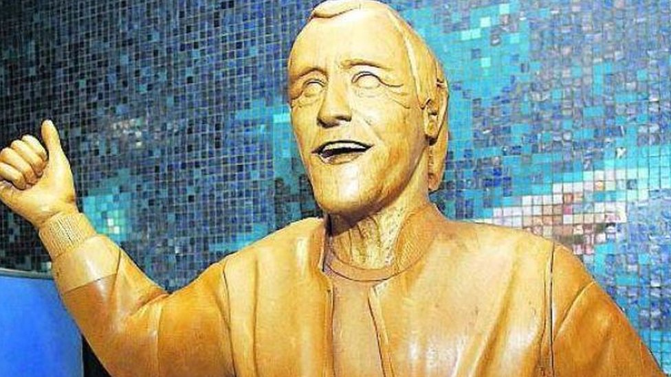 Статуя Джимми Сэвила была удалена из развлекательного центра Скотстоун в Глазго.