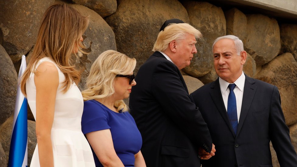 Trump cumprimenta o premiê israelense Binyamin Netanyahu, durante visita a Jerusalém