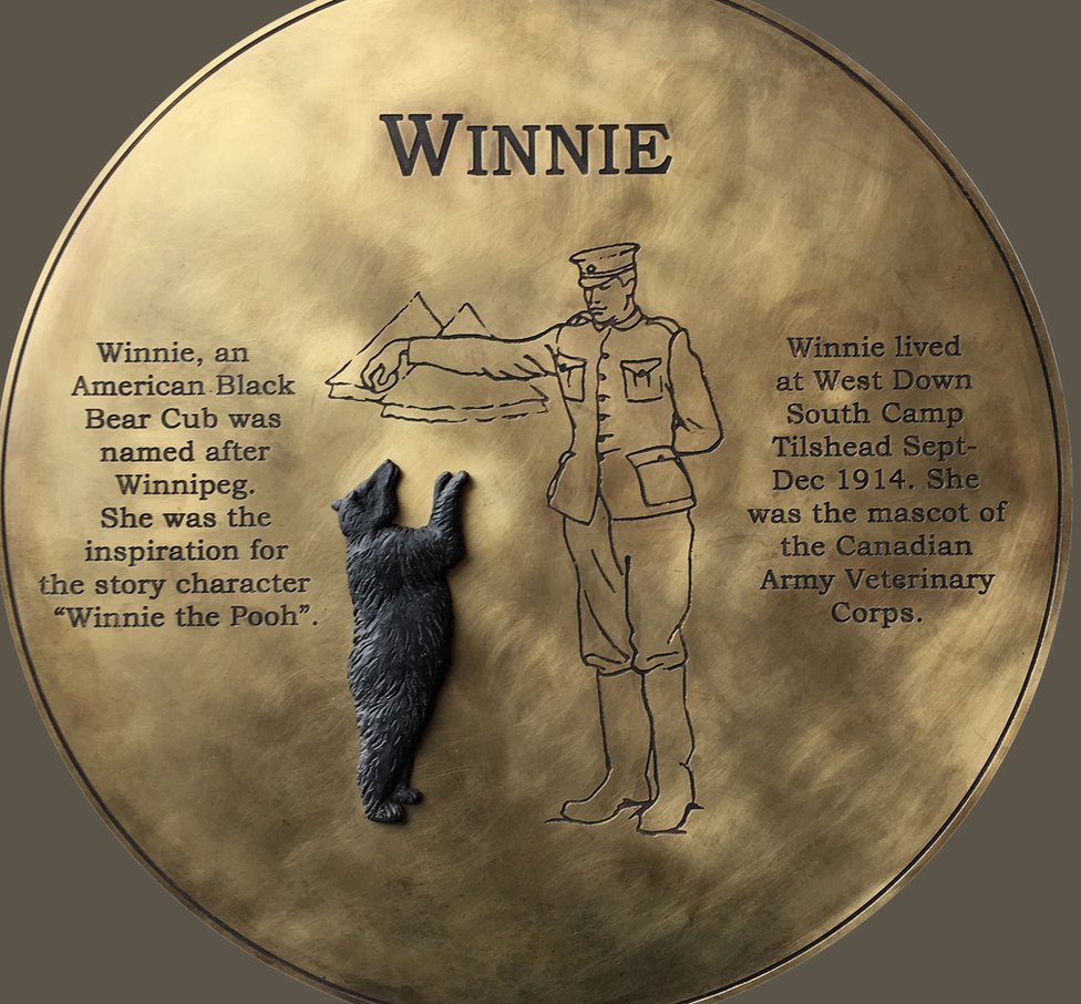 Мемориальная доска с изображением медведя Винни