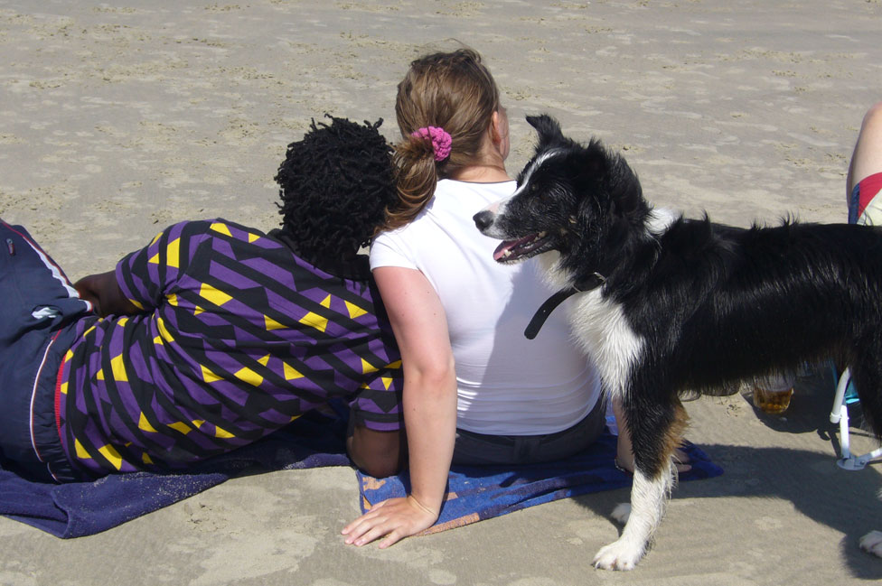 Renske y Samarie en la playa, junto a un perro.
