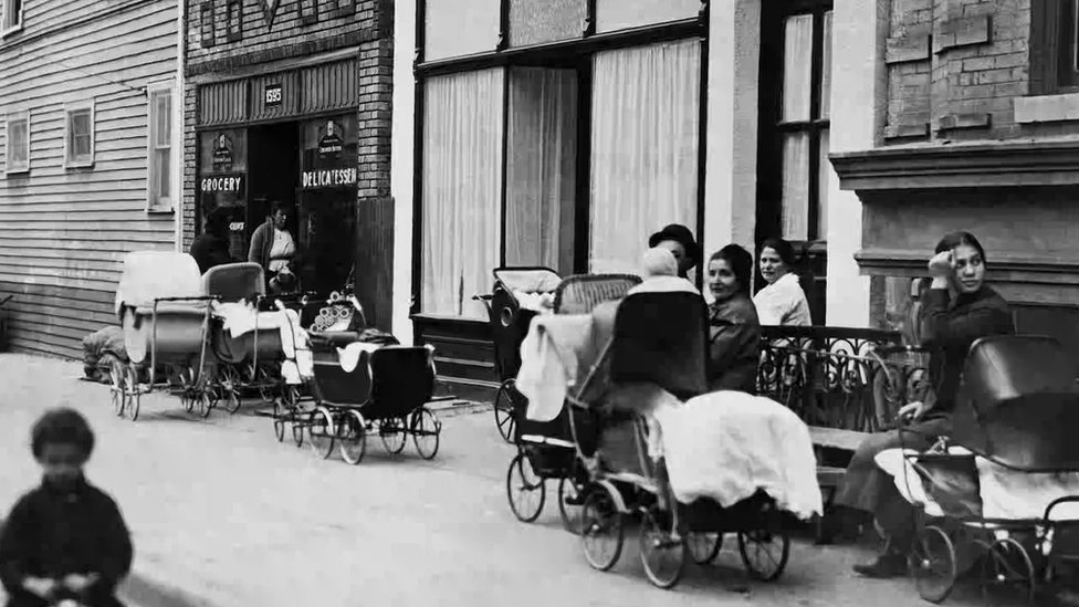 推著嬰兒車的婦女和男性在診所前