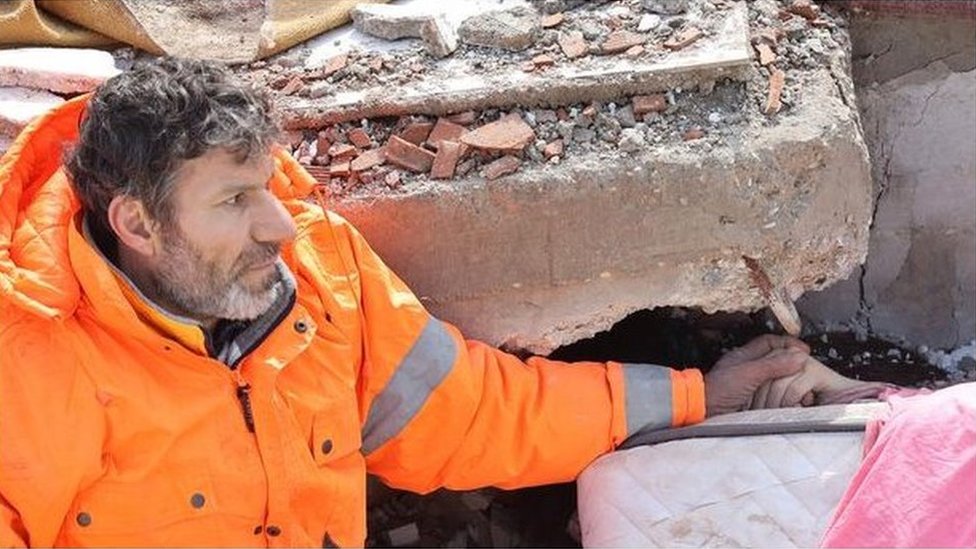 زلزال تركيا وسوريا: صورة رجل يمسك بيد ابنته بعد وفاتها توضح عمق المأساة - الغارديان