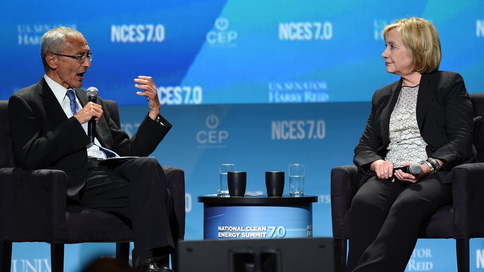Советник президента Барака Обамы Джон Подеста (слева) и бывший госсекретарь Хиллари Клинтон выступают на Национальном саммите по чистой энергии 7.0 в конференц-центре Мандалай-Бэй 4 сентября 2014 года в Лас-Вегасе, Невада