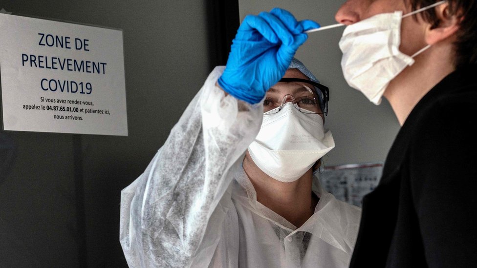 Una persona recibe una prueba de covid-19
