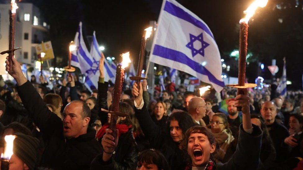 مظاهرات حاشدة في إسرائيل ضد حكومة بنيامين نتنياهو - BBC News عربي