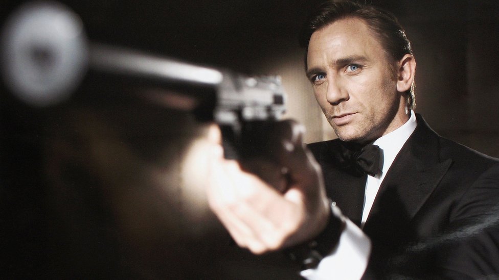 You Know My Name fue la canción principal de la banda sonora del filme de James Bond, Casino Royale. Daniel Craig como James Bond