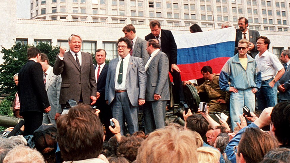葉利欽在議會大廈的坦克上向全蘇聯發表演講，迅速傳遍全世界。